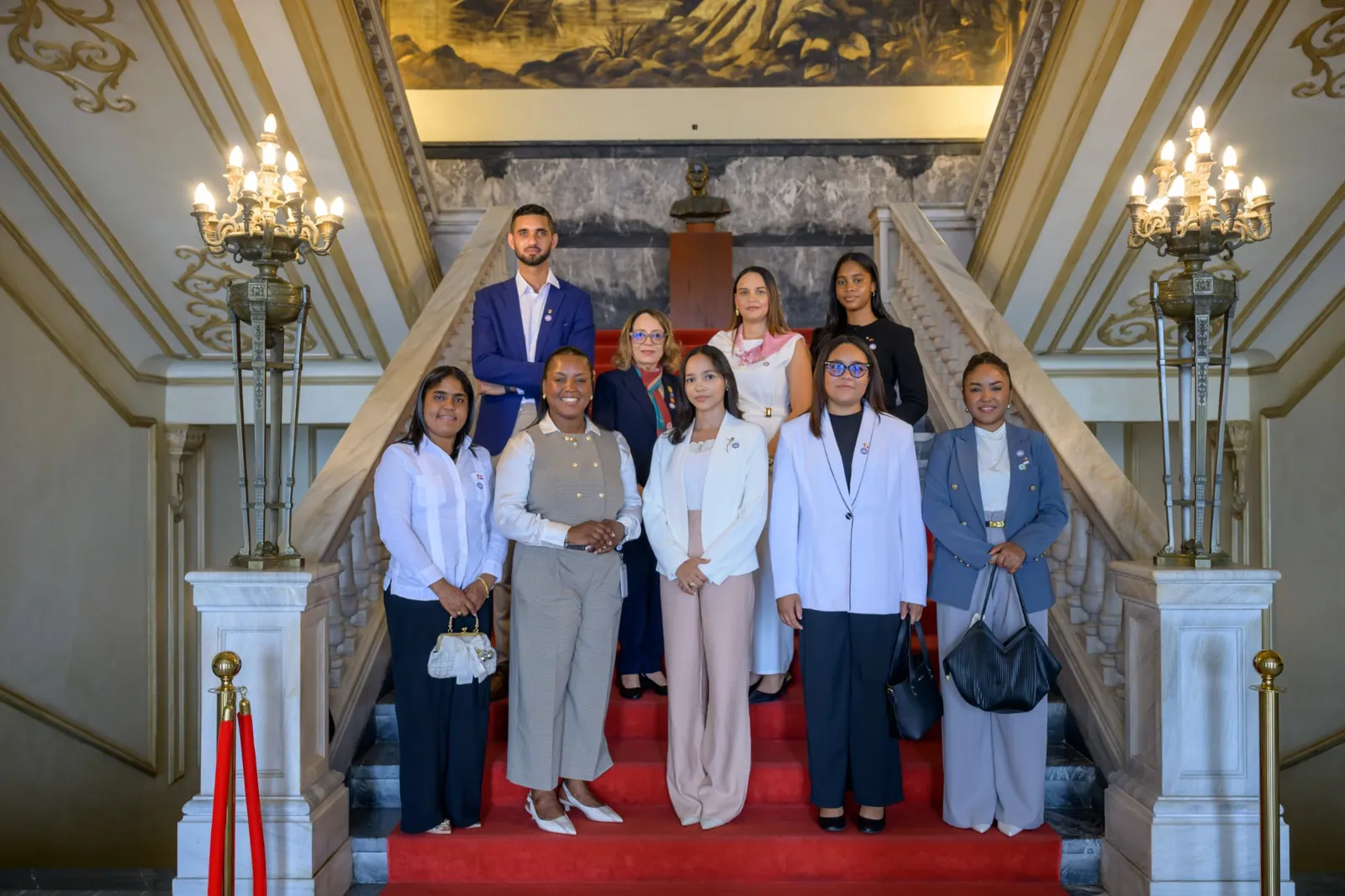 Delegación de Rotaract del distrito en la escalera del Palacio Nacional