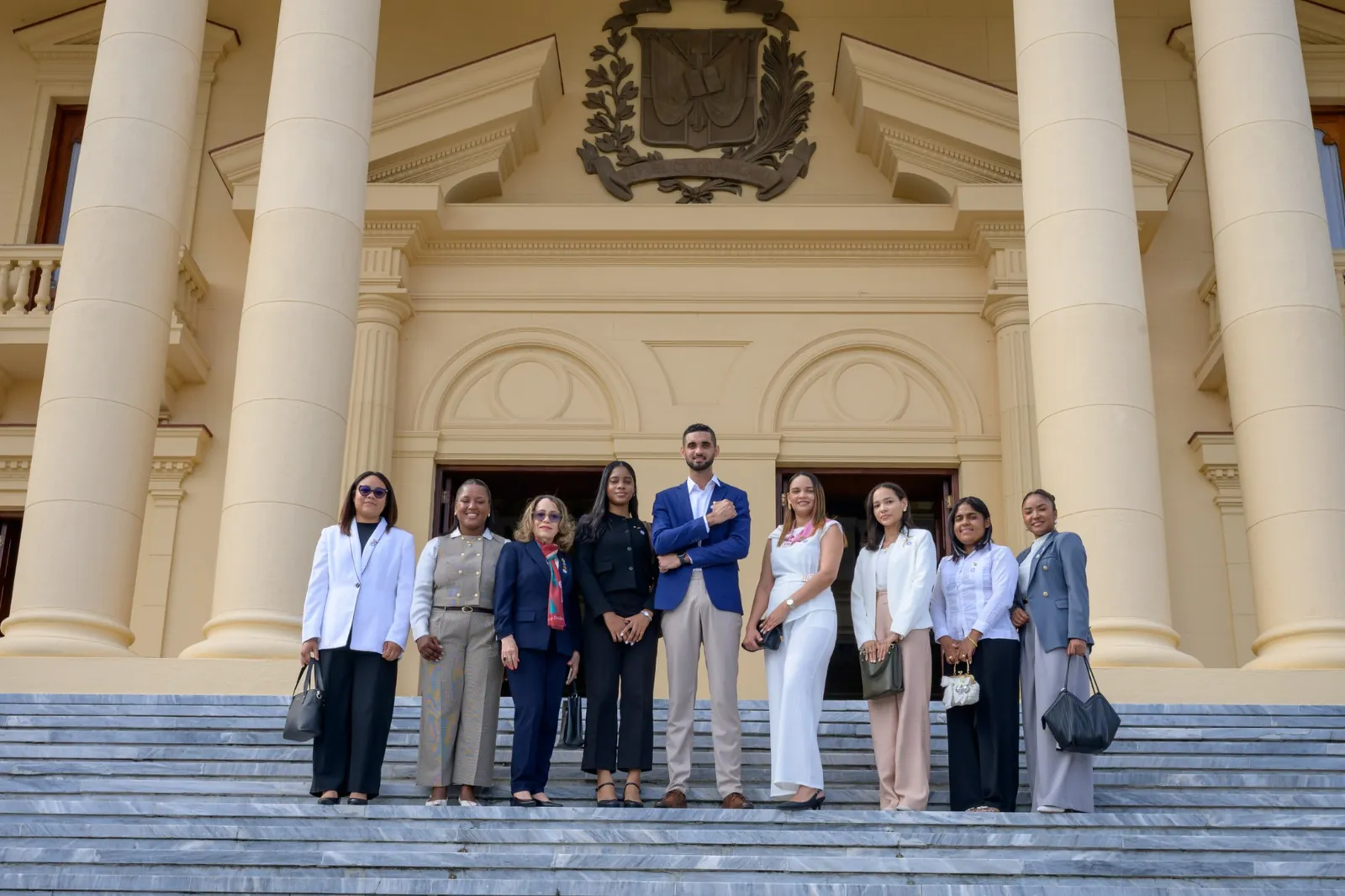 Jóvenes de Rotaract del distrito en una reunión en el Palacio Nacional
